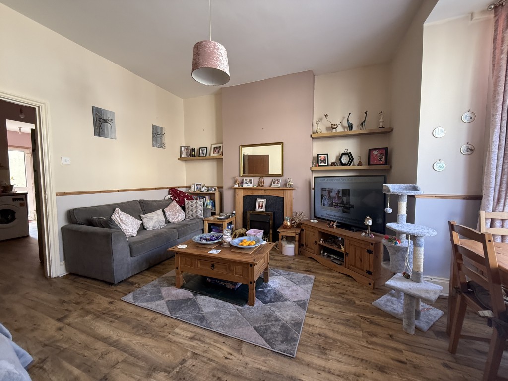 Lot: 73 - FREEHOLD RESIDENTIAL INVESTMENT ARRANGED AS TWO FLATS - Ground floor flat sitting room/diner